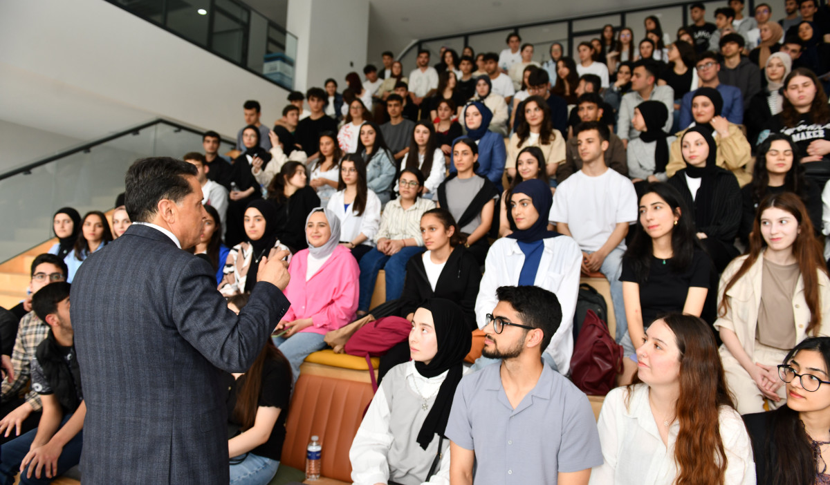 BAŞKAN ÖZER GENÇLERİN GELECEK HAYÂLLERİNDE YANLARIN