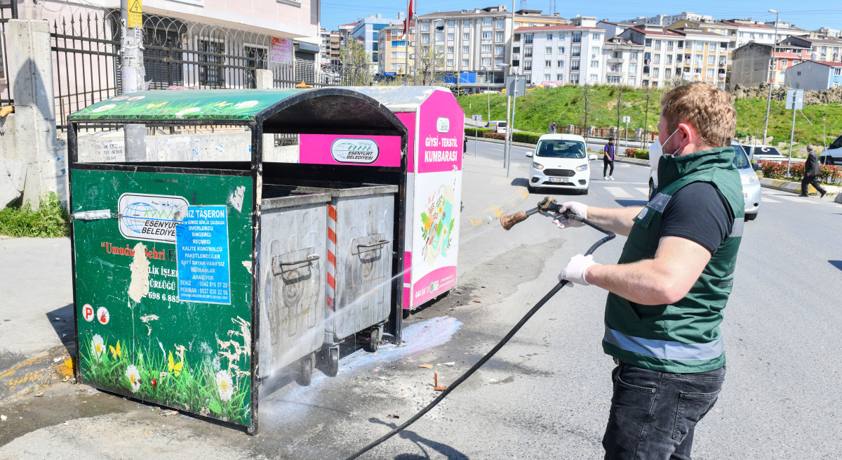 ESENYURT'TA ÇÖP KONTEYNERLERİ DEZENFEKTE EDİLİYOR